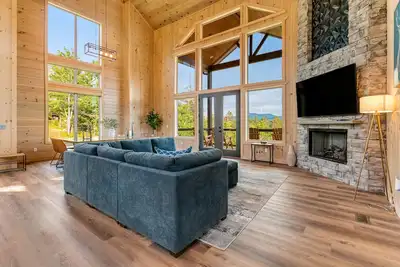 Image de 3-story cabin w/ private hot tub, game room, firepit, & free attraction tickets