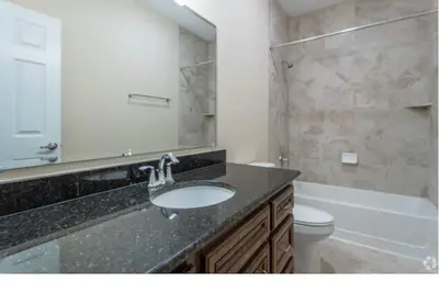 Image de Homey townhome perfect for traveling individuals looking for short-term leases