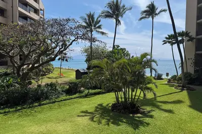 Image de Luxurious unit at Valley Isle Resort, Ocean view from bedroom and living room