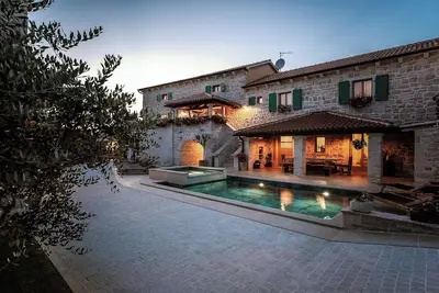 Image de 12 people, pool, whirlpool, billiards, darts, table tennis and fitness studio