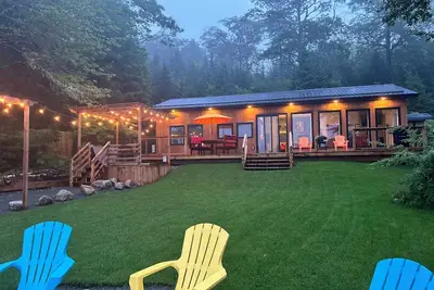 Image de Tranquil Lakeside Home w/hot tub & sauna - 20 mins from city of Halifax!
