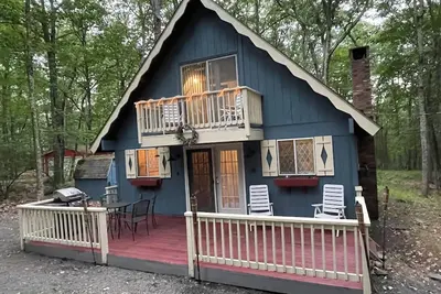 Image de Adorable Gingerbread Style cabin in gorgeous amenity filled lake/pool community