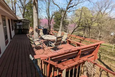 Image de Lakeside Retreat: Serene 3-Br Cabin Nestled in Woods by Truman Lake