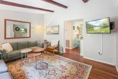 Image de Lakefront Condo w/ Boat Launch! 20 Min to Smith Mtn Lake State Park!