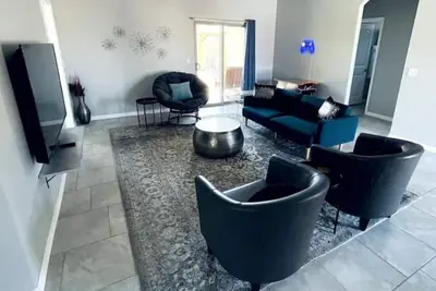 Image de Central Home with garage access!