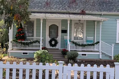 Image de Living the Napa dream in this ideally located Yountville cottage.