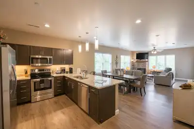 Image de Walk-In ~ Resort Amenities ~ Arcade Table! ~ Free Tickets! (Fh201)