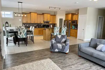 Image de Spacious bungalow with large backyard and garage close to West Ed Mall