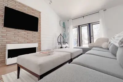 Image de New The Melrose: Serene Modern Home With Hot Tub