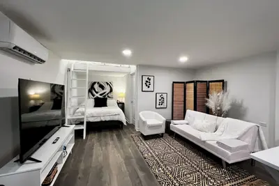 Image de The Double Door Inn - Tiny Home Duplex