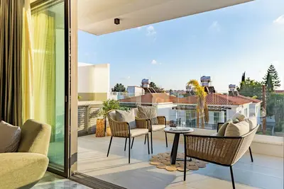 Image de Sanders Olive - Appartement chic de 2 chambres avec piscine partagée