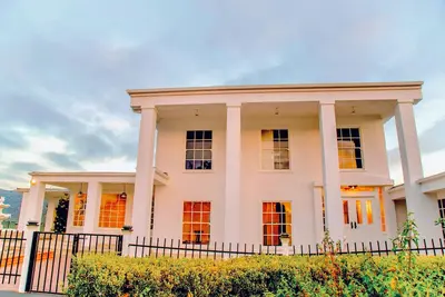 Image de Remodeled Estate w/pool and Serene Mountain Views, Central to city & Event Space