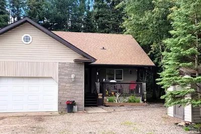 Image de Ronnie's \"Reel em Inn\"\nCozy retreat in Northern Saskatchewan.