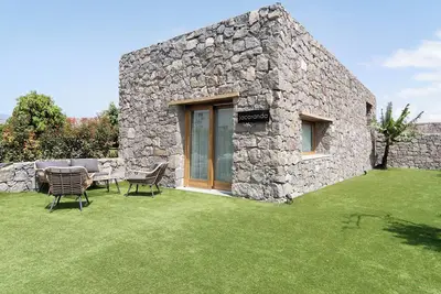 Image de Maison de vacances 'Jacaranda - Finca La Suerte Grande' avec vue sur la montagne et piscine partagée