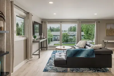 Image de Beautiful 3bdr Home steps away from Parks & Trails