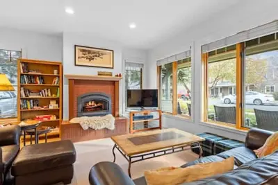 Image de Sisters Getaway: Blks from Trails, coffee- Pool, Hot tub, Tennis