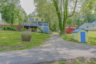 Image de Cozy lakefront retreat with private dock, scenic views, updated interiors and serene outdoor seating