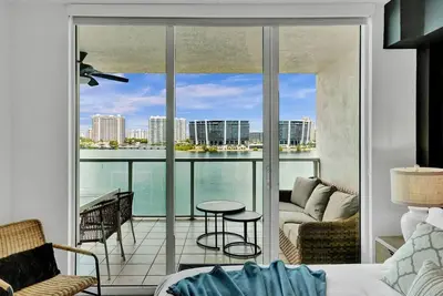 Image de marina bay  sunny isles 1005 Water view