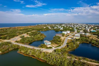 Image de 7726- A World Away, Beautifully designed lakefront retreat in a private and serene corner of Avon