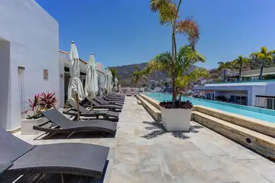 Image de Spacious 2 bed 2 bath Romantic Zone Condo w/ Pool