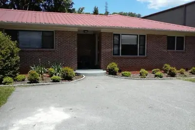 Three-Bedroom Bungalow, Welcoming and Comfy. .