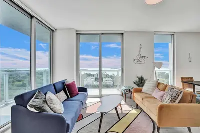 Image de Stunning Bay Views 2 Bdrm Condo