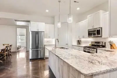 Image de Highlander: Private Hot Tub, Sleeps 21, pool+pickleball courts, Foosball