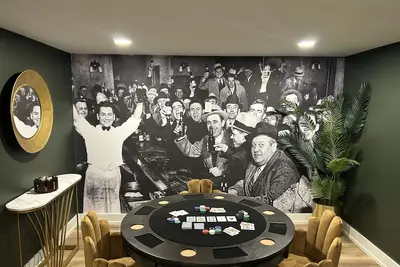 Image de Luxurious Speakeasy Lodge, Hot Tub, Wifi & Hidden Speakeasy! Mins from the Caves