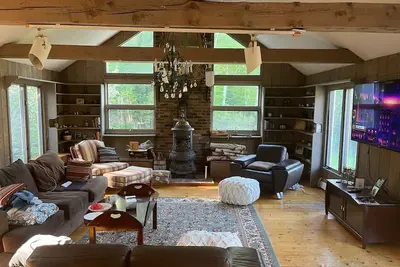 Image de 1860's converted barn on 13. 7 acres with mountain views with swimming pond