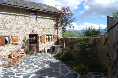 Image de Maison 2 ch. Rustique près Bains Thermaux, Patio Privé, Bbq et Vues