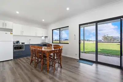 Image de Glenowrie Cottage - 1 King, 2 Singles - Near Cadia