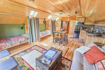 Image de Points Unknown Guest Suite - Unique Lodging Experience with Sled Dogs