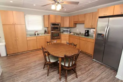 Image de Spacious, Open Concept, Pet Friendly, Lakefront Cottage w\/ Hot Tub outside Erie