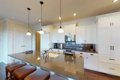 Spacious Villa -3 Min Walk to Beach, Private Lanai
