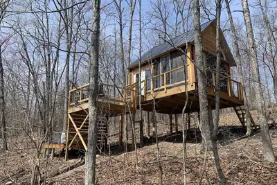 Image de Treehouse and Hot Tub on 10acres - Pet Friendly!