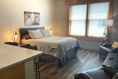 Image de Dakota Suite in Downtown Fargo Historic Building   Pet Friendly