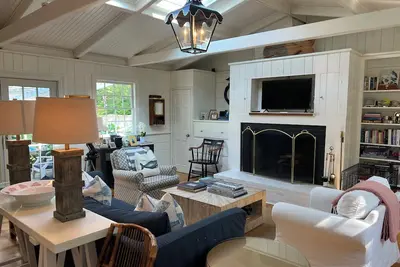 Image de Bright, cozy cottage in Martha’s Vineyard less than a mile to town and beach.