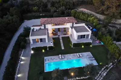 Image de Villa contemporaine à Aix-en-Provence avec vue et piscine Xxl