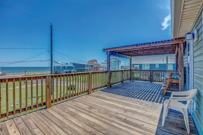 Image de Beach View steps away from pedestrian beach!