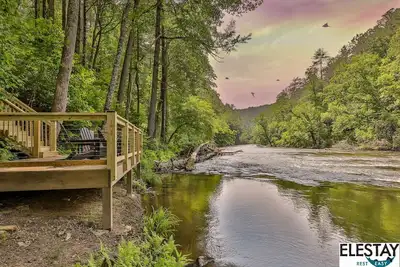 Image de High Life Lodge- Riverfront, Fiber, HotTub, Fish, DogOK, Game Room, Movie Room