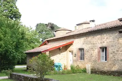 Image de Maison en pierre dans co-propriété avec piscine