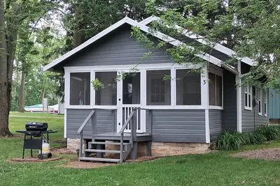 Image de Newland's Resort  Hill Cottage #3 on Indian Lake with a boat dock