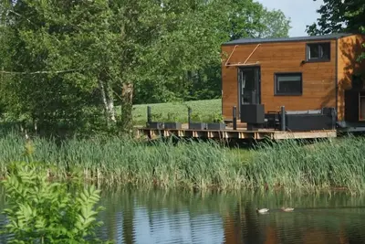 Image de Tiny house in a peaceful, secluded location with a large terrace right by the natural pond – pure nature!