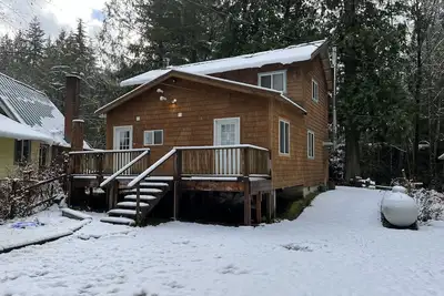 Image de Riverfront Cabin Retreat, base camp for skiing and hiking, or a quiet getaway.