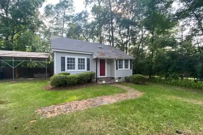 Image de Fall in love with this Charming historic park view home in downtown Thomasville!