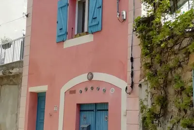 Image de maison sur trois étages au cœur du village