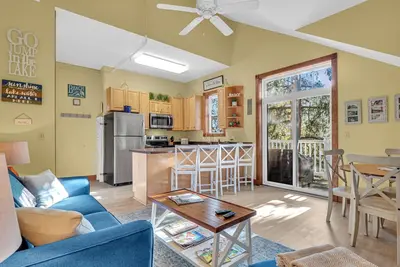 Image de Upscale Waterfront and Pool View Condo! !