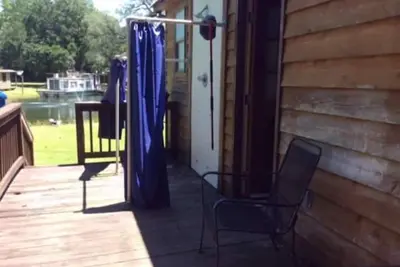 Image de Shaded Creekside Cabin