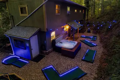Image de Dog Friendly, 3 Bedrooms, Hot Tub, Peaceful & Private, Mini Golf, Coffee Bar!