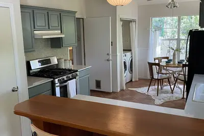 Image de Zilker neighborhood gem - easy walk to Barton Springs Pool and much more!